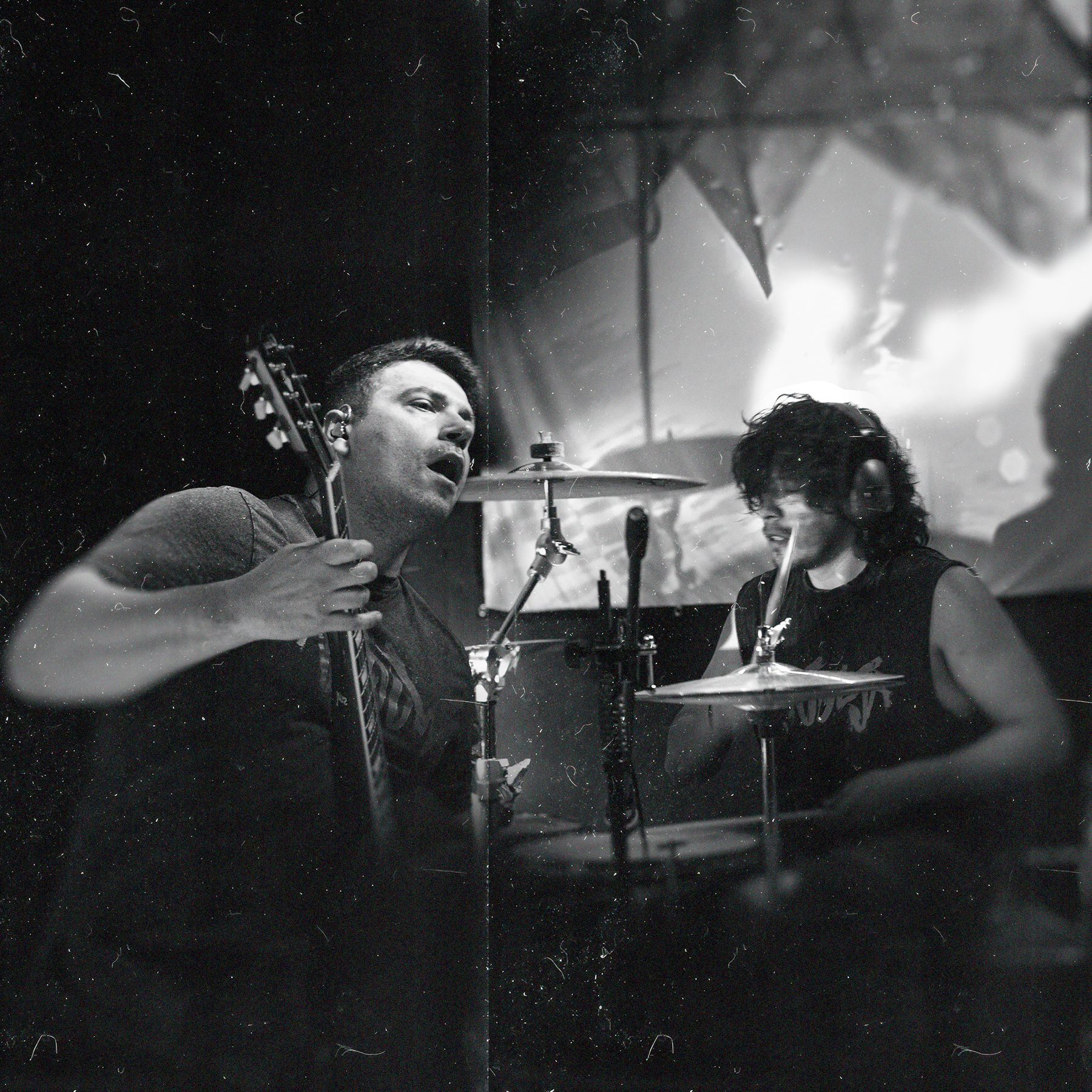 Wuolja en blanco y negro durante un concierto