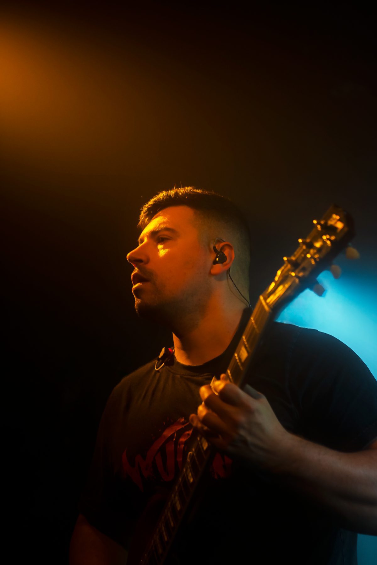Borja Prat cantando con luz cálida